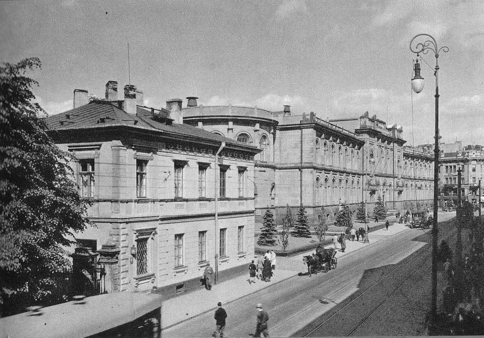 Warszawa, ulica Bielańska z gmachem Banku Polskiego przed 1939 rokiem