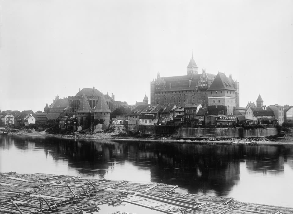 Malbork, zamek krzyżacki od strony Nogatu na fotografii z około 1915 roku
